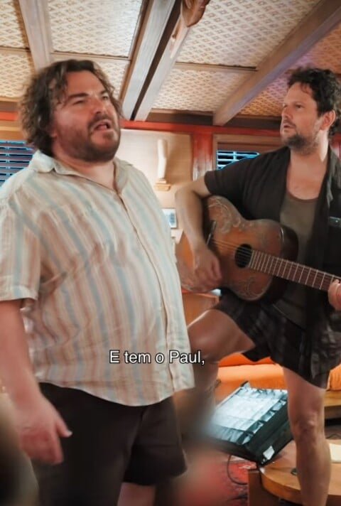 No vídeo, Selton toca violão, Paul improvisa na percussão e Jack Black canta. “Que tal esse elenco, Brasil? Mas olha só que interessante. Bastidores, levando um som e tals. Jack do nada improvisa uma música pro filme, destaque para Paul no batuque maroto. Estamos chegando no Natal. Não confundir com Steven Seagal”, escreveu o brasileiro na legenda da publicação em suas redes sociais. 
