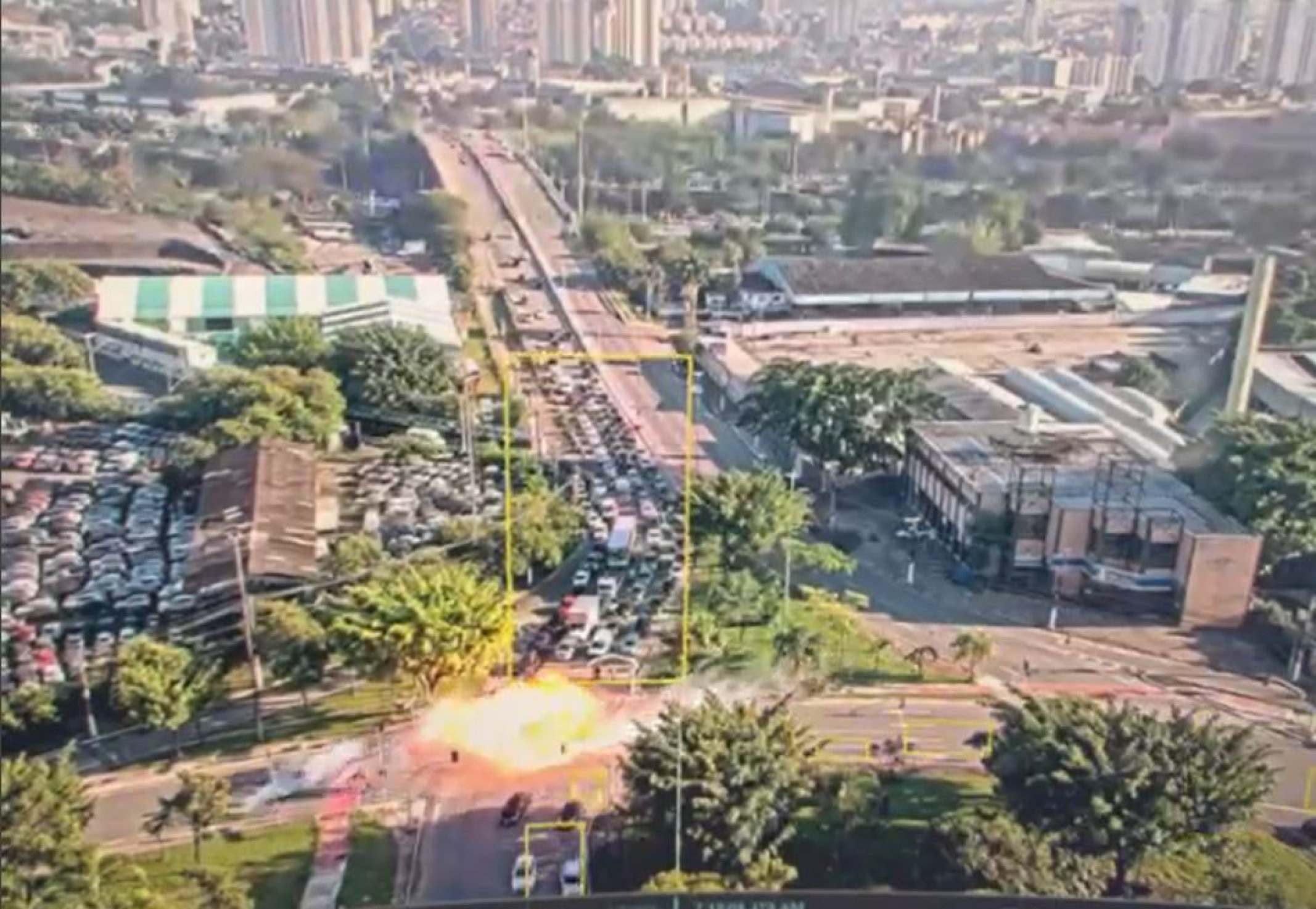 Veja vídeo do momento em que avião cai em avenida de São Paulo