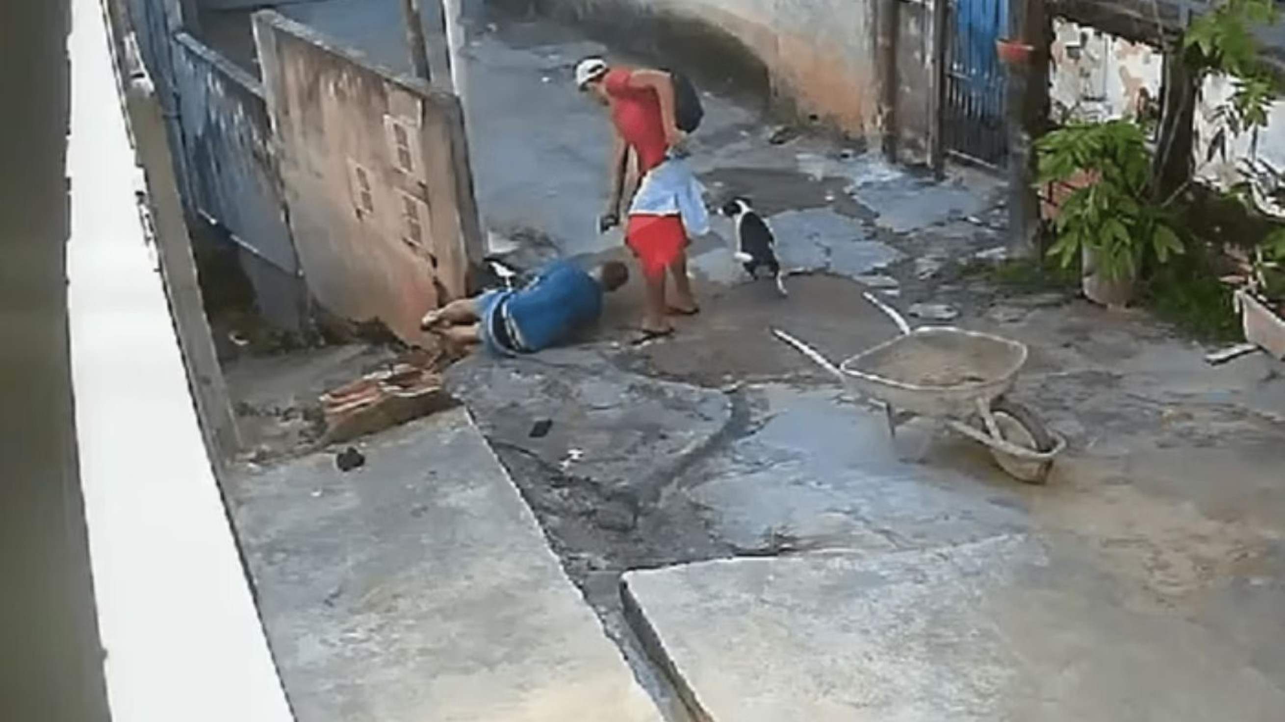  Vídeo: policial cumprimenta assassino antes de ser morto a tiros