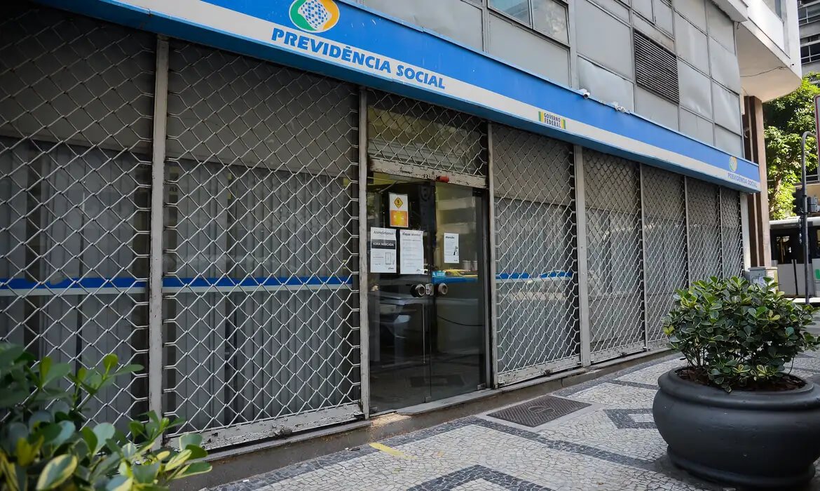 O regime de transição estabelece um aumento gradual na idade mínima ano a ano até 2031. O modelo foi criado como forma de ir sintonizando o sistema previdenciário antigo com o novo. 