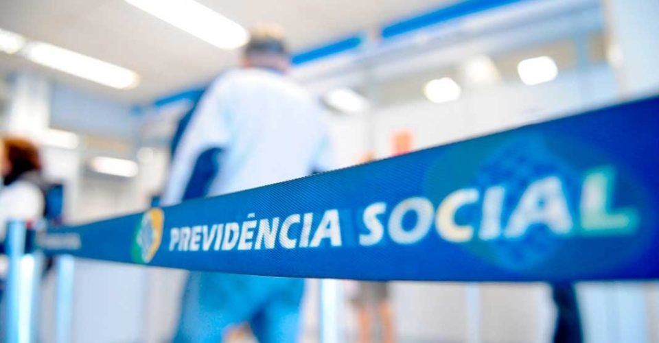 A regra de transição determina que a idade mínima suba seis meses a cada ano até 2031, quando atingirá o patamar universal de 62 anos para mulheres. No caso dos homens, os 65 anos da regra geral já serão alcançados em 2027.