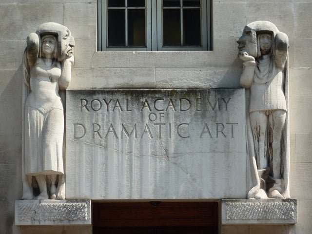 Tempos depois, se transferiu para a renomada Royal Academy of Dramatic Art (RADA), onde aprimorou suas habilidades como atriz.-Royal Academy of Dramatic Art by Richard Croft