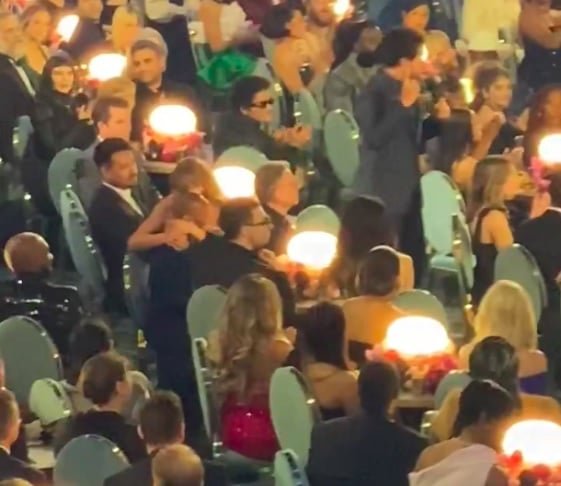 Swift gentilmente ofereceu seu lugar, compartilhando a mesa com Erivo, que agradeceu com um abraço. O vídeo do momento viralizou nas redes sociais.-reprodução/x