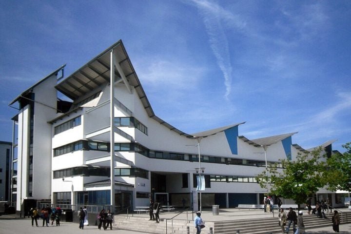 Ainda jovem, estudou psicologia e performance musical na Universidade de East London.-University of East London by Des Blenkinsopp