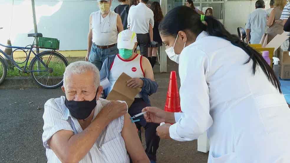 O sistema faz a verificação cruzando dados dos cadastros do governo e de seus parceiros. Por exemplo, se a pessoa toma vacina no posto de saúde, o sistema registrará como prova de vida. 