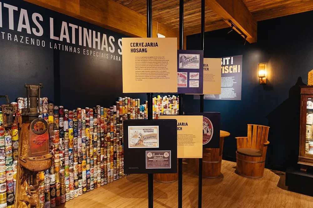 Em Blumenau, uma das maiores atrações é o Museu da Cerveja, inaugurado em 24 de setembro de 1996. O lugar mostra a evolução do cenário cervejeiro em Santa Catarina, explicando como o processo de preparação da cerveja mudou no decorrer dos anos.