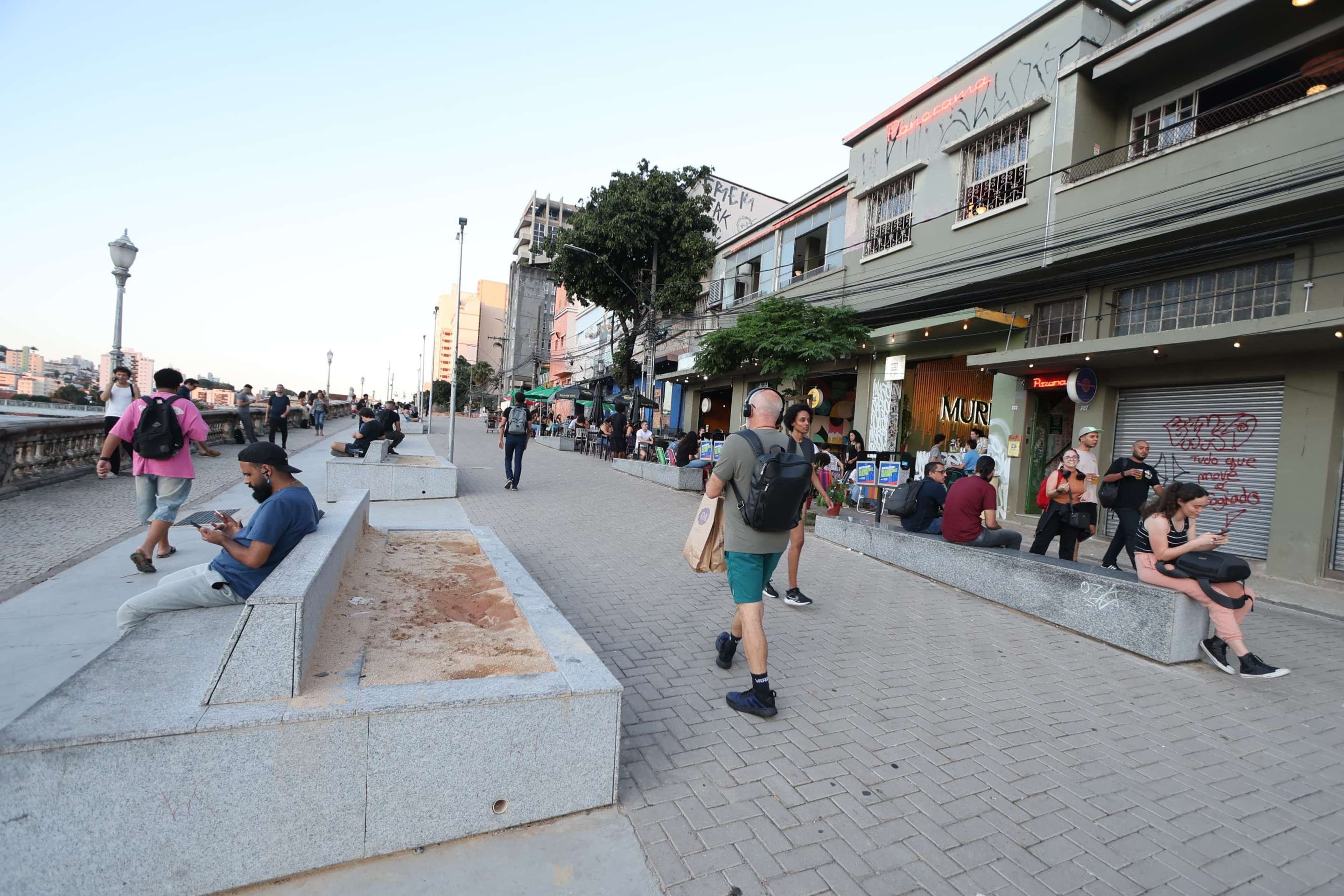 A Prefeitura de BH informou que a pichação será removida dos bancos 