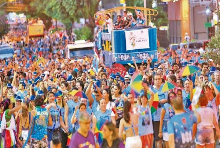O Carnaval goiano é repleto de marchinhas contagiantes que animam os foliões e apresentações de diversas bandas. Por lá, existem eventos voltados à Folia de rua, marchinhas e shows de bandas.