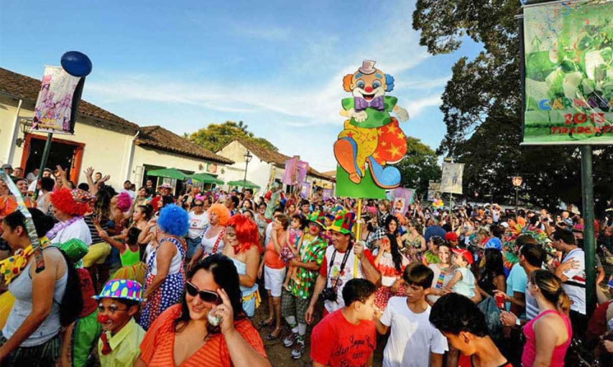 O Carnaval em Minas Gerais é uma festa popular com blocos de rua, desfiles de escolas de samba, bailes e concursos musicais. Cidades como Belo Horizonte, Tiradentes e Ouro Preto são tomadas pelos foliões, com muita alegria e música. -  (crédito:  Divulgação)