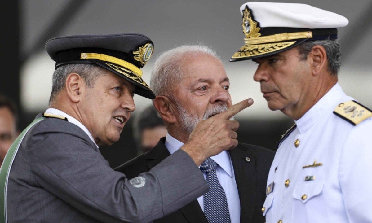  Bras..lia (DF), 19/04/2024 - O presidente Luiz In..cio Lula da Silva, o comandante do Ex..rcito, general Tom..s Ribeiro Paiva, e o Comandante da Marinha, Almirante de Esquadra Marcos Sampaio Olsen,  durante celebra....o do Dia do Ex..rcito, em solenidade no Quartel-general do Ex..rcito, em Bras..lia. Foto: Marcelo Camargo/Ag..ncia Brasil
     -  (crédito:  Marcelo Camargo/Agência Brasil)