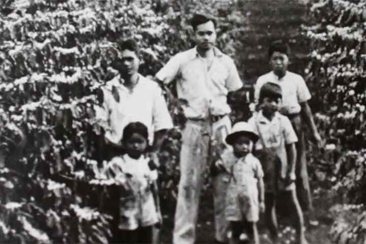 O fim do Xogunato Tokugawa deu espaço para um intenso projeto de modernização e abertura para o exterior durante a era Meiji. Apesar da reforma agrária, a mecanização da agricultura desempregou milhares de camponeses, que passaram a ser cobrados em dinheiro.-Reprodução de vídeo G1