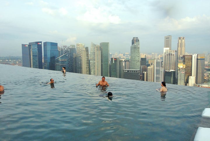 Um local bastante badalado de Singapura é a Marina Bay, com um dos empreendimentos de entretenimento e hotelaria mais caros do mundo, o Singapore Flyer (maior roda-gigante da Ásia, com 165 metros de altura) e piscina de borda infinita com vista panorâmica. 

