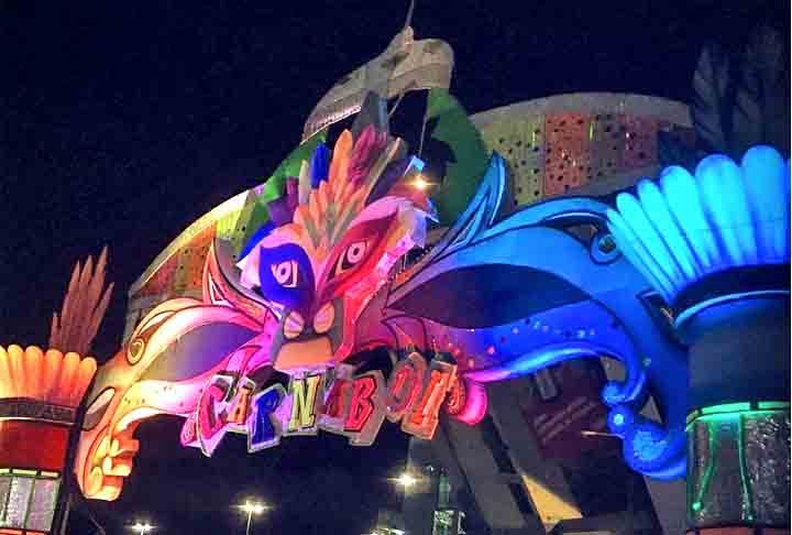 O Carnaboi é uma manifestação cultural comemorada no Carnaval de Manaus. É um festejo que mistura a folia carnavalesca com os ritmos do boi-bumbá, da toada e exalta as tradições da região amazônica.
