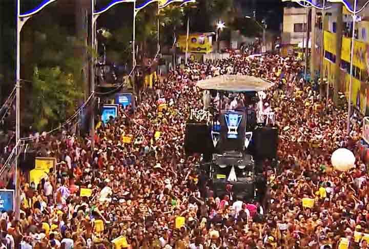 No Nordeste, o principal destaque é a Bahia, terra do Axé Music. Por lá, as ruas são compostas por trios elétricos, com os principais artistas da cidade, e a festa não tem hora para acabar. 