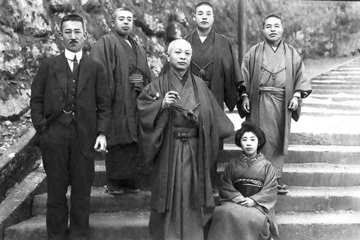 O contrato entre Ryo Mizuno, presidente da Kokoku Shokumin Kaisha (Companhia Imperial de Emigração), e o secretário de Assuntos da Agricultura, Carlos José de Arruda Botelho, representando o governo paulista, foi assinado em 6 de novembro de 1907. -Domínio Público/Wikimédia Commons