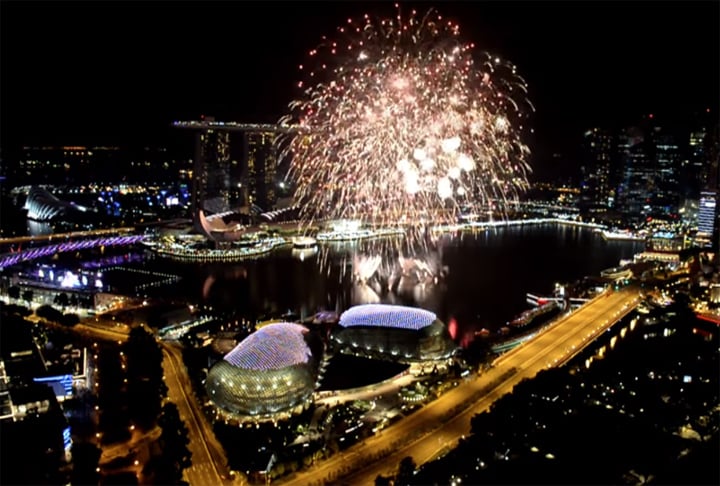 A queima de fogos na Marina Bay na festa de fim de ano atrai turistas do mundo inteiro para Singapura. O evento acontece em frente ao empreendimento. 
