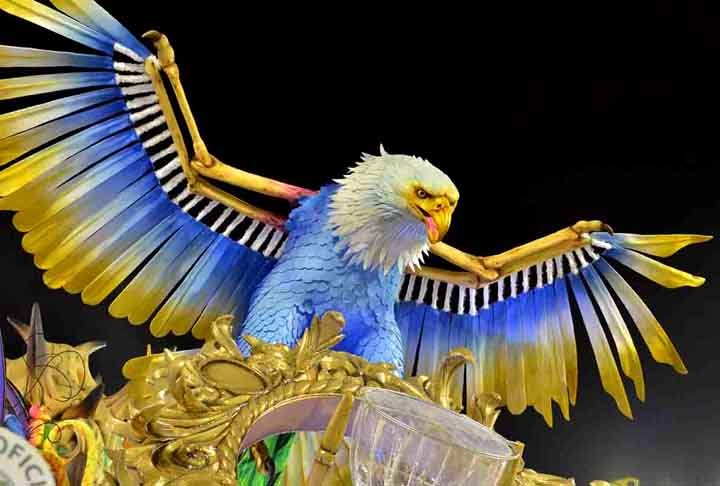 Em São Paulo, as duas atividades culturais também se fazem presentes. Os desfiles das escolas de samba acontecem no Anhembi, enquanto os blocos carnavalescos são realizados nas principais ruas da cidade.