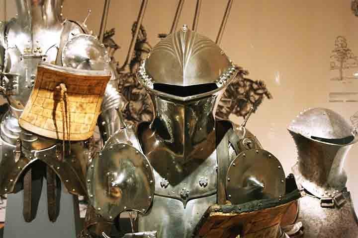 “Desde a sua descoberta, permanece a questão de saber se a armadura era puramente para fins cerimoniais ou para uso em batalha”, disse o pesquisador Andreas Flouris, professor de fisiologia da Universidade da Tessália, na Grécia.