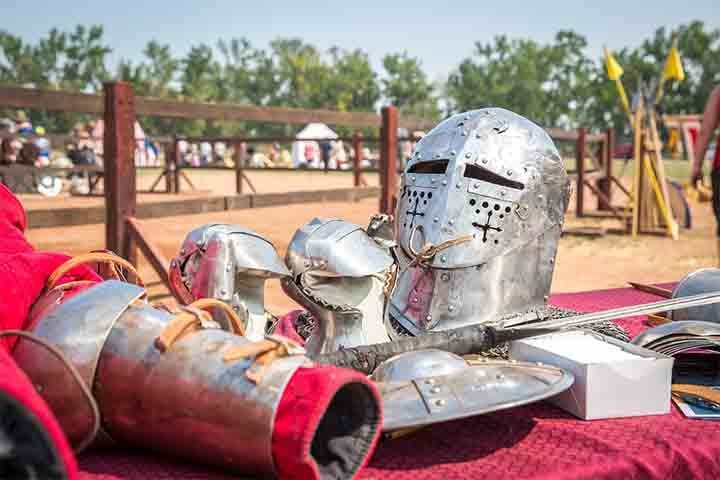 “Agora entendemos, apesar da sua aparência incómoda à primeira vista, que não só é flexível o suficiente para permitir quase todos os movimentos de um guerreiro a pé, mas também resistente o suficiente para proteger o usuário da maioria dos golpes”, disseram no estudo.