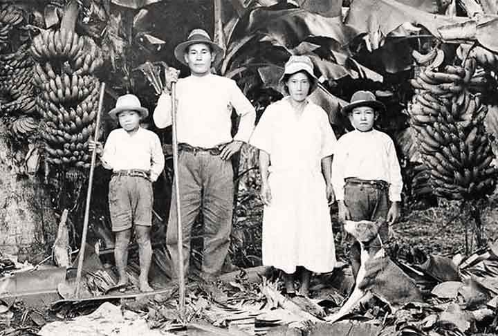Historicamente, o Japão estava superpovoado no início século XX. Com isso, o país tinha ficado isolado do mundo durante os 265 anos do período Edo (Xogunato Tokugawa), sem guerras, epidemias trazidas do exterior ou emigração. -Domínio Público/Wikimédia Commons
