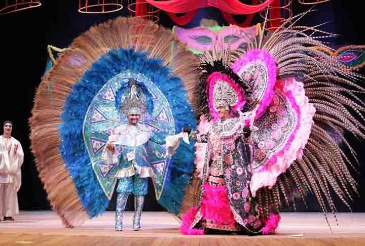 A festa leva em torno de 200 mil pessoas ao sambÃ³dromo da cidade. O pÃºblico danÃ§a ao som das tradicionais mÃºsicas, vestindo os tururis (abadÃ¡s), acompanhando os trio-elÃ©tricos, com escolas de samba com mÃºsicas de influÃªncia indÃ­genas.