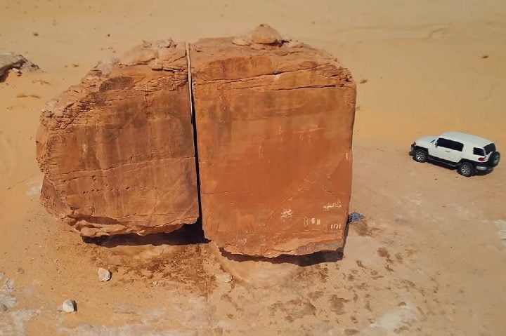 Formação rochosa em deserto árabe deixa cientistas e turistas intrigados