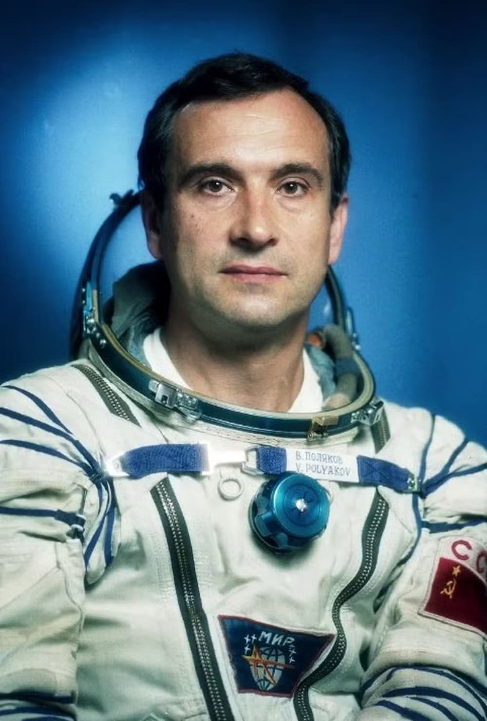 De acordo com a BBC, o cosmonauta Valeri Polyakov passou 437 dias seguidos na Estação Espacial russa Mir (lançada durante a Guerra Fria) entre janeiro de 1994 e março de 1995. Ele orbitou a terra mais de 7 mil vezes.  Ele aposentou em 2001 e morreu em setembro de 2022.