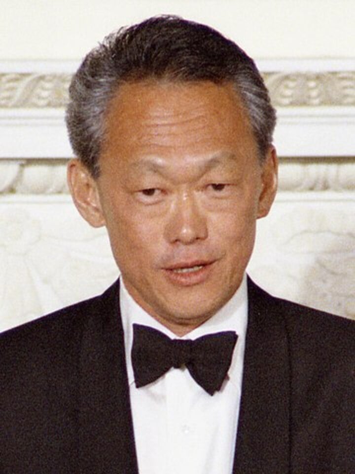 Após separar-se da Malásia, o estado-autônomo teve como liderança política Lee Kuan Yew, que ocupou o posto de primeiro-ministro por mais de 30 anos e comandou o “milagre econômico” singapurense. 
