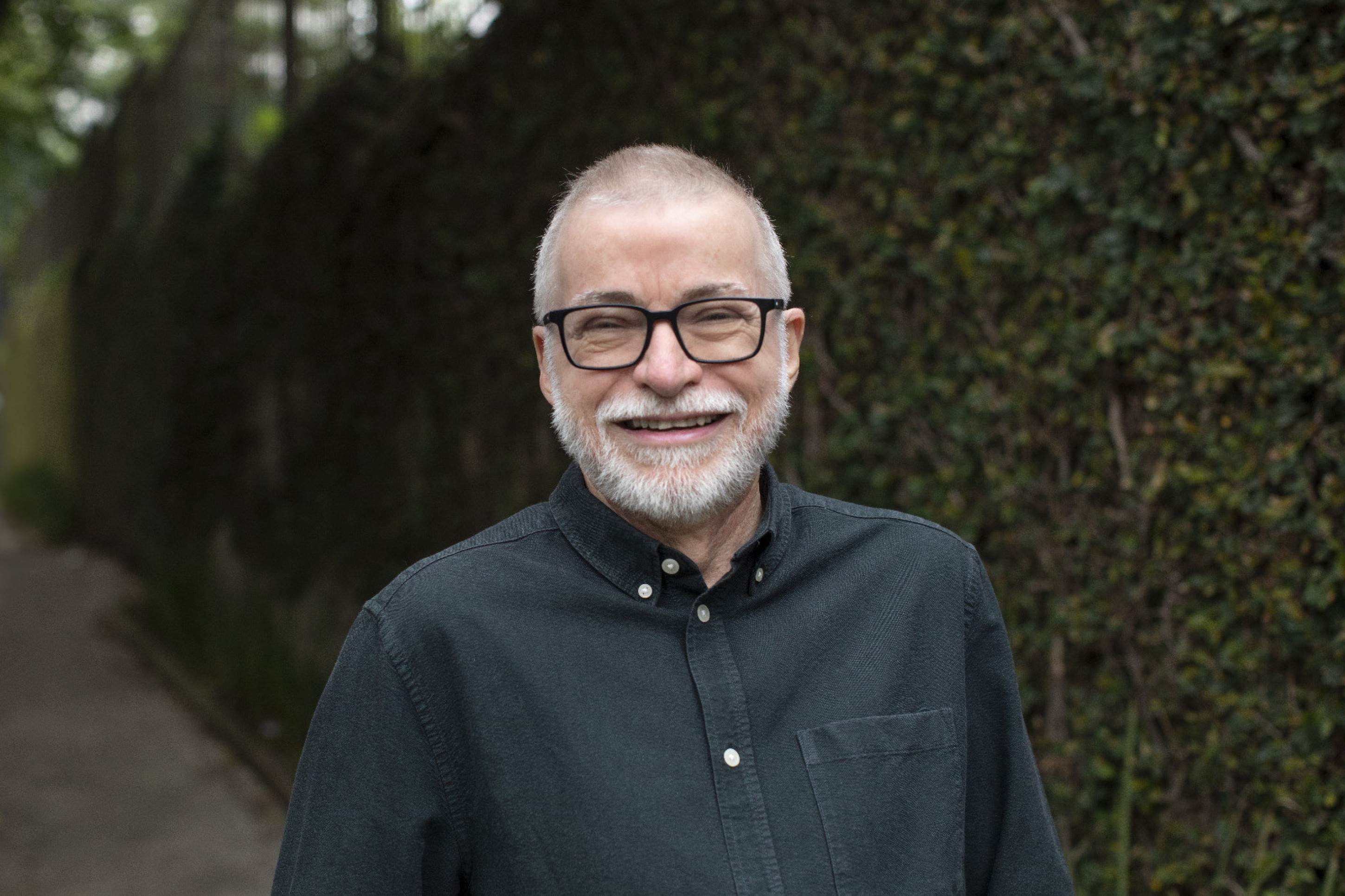 Escritor Lira Neto, que lançou biografia de Oswald de Andrade, sorri para a câmera