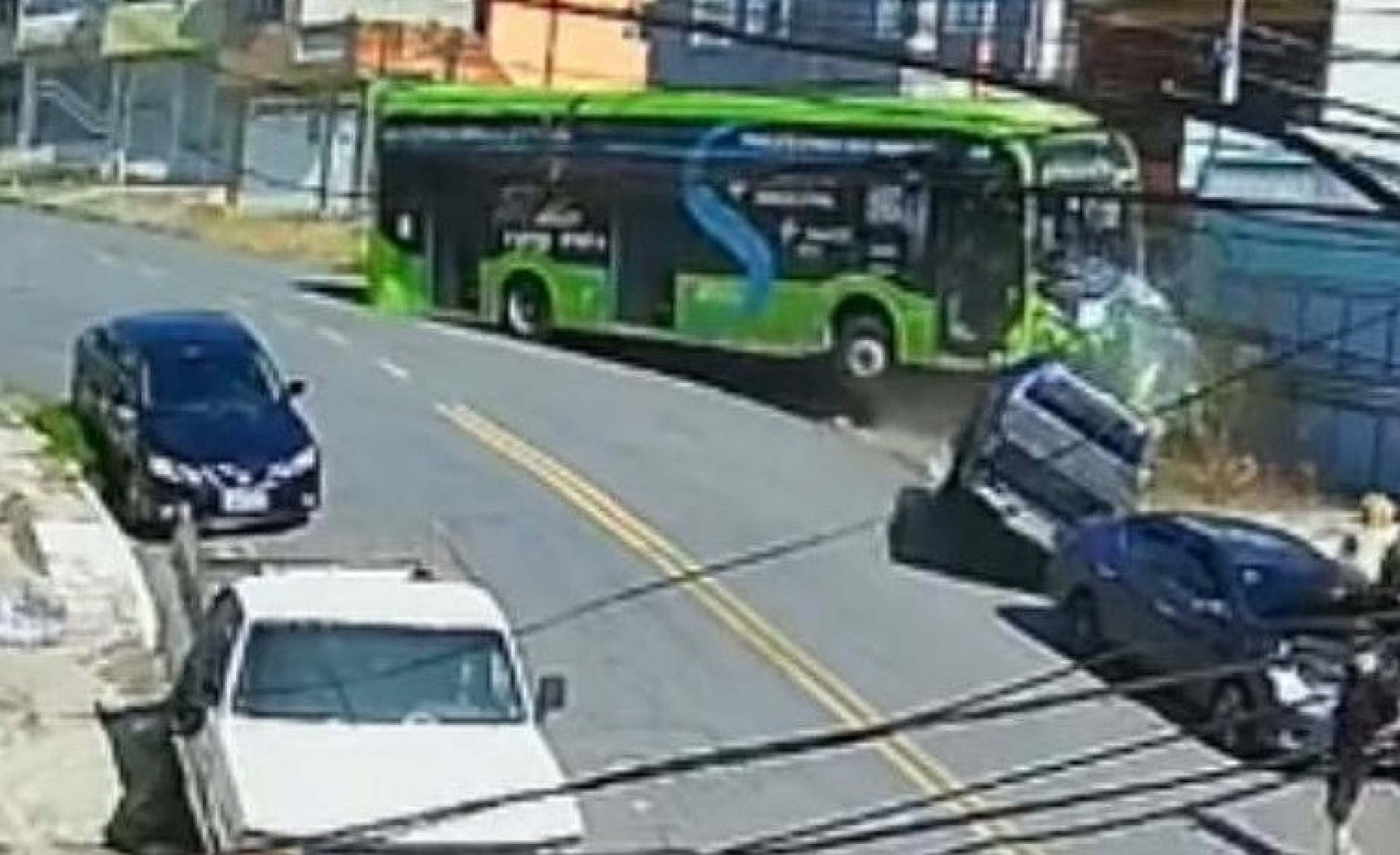 Ônibus elétrico atinge veículo, derruba árvore e acerta casa
