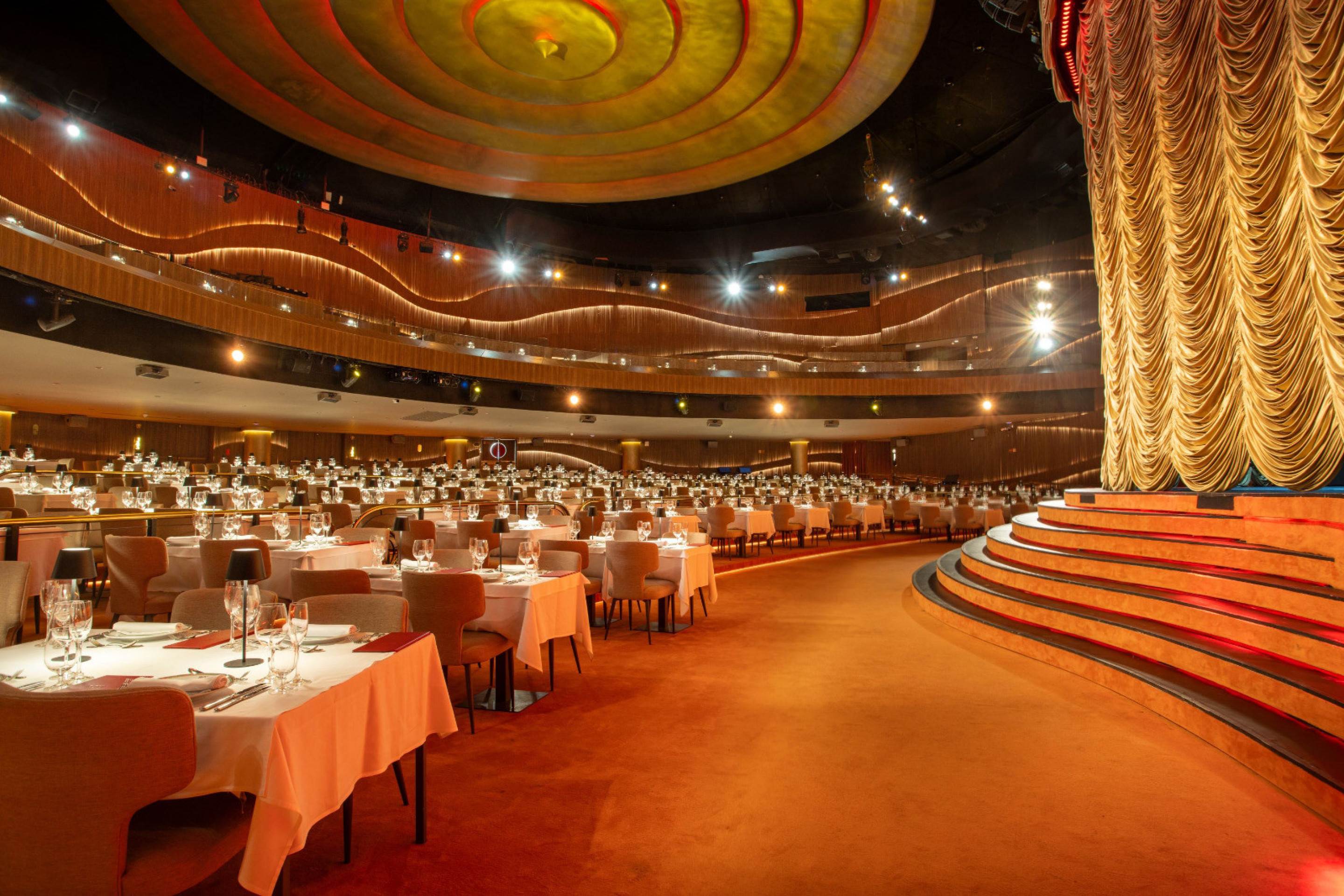 Roxy Dinner Show transformou o famoso cinema Roxy, de Copacabana, em imensa casa de entretenimento noturno voltada para turistas Imenso salão com muitas mesas em frente ao palco do Roxy Dinner Show, em Copacabana