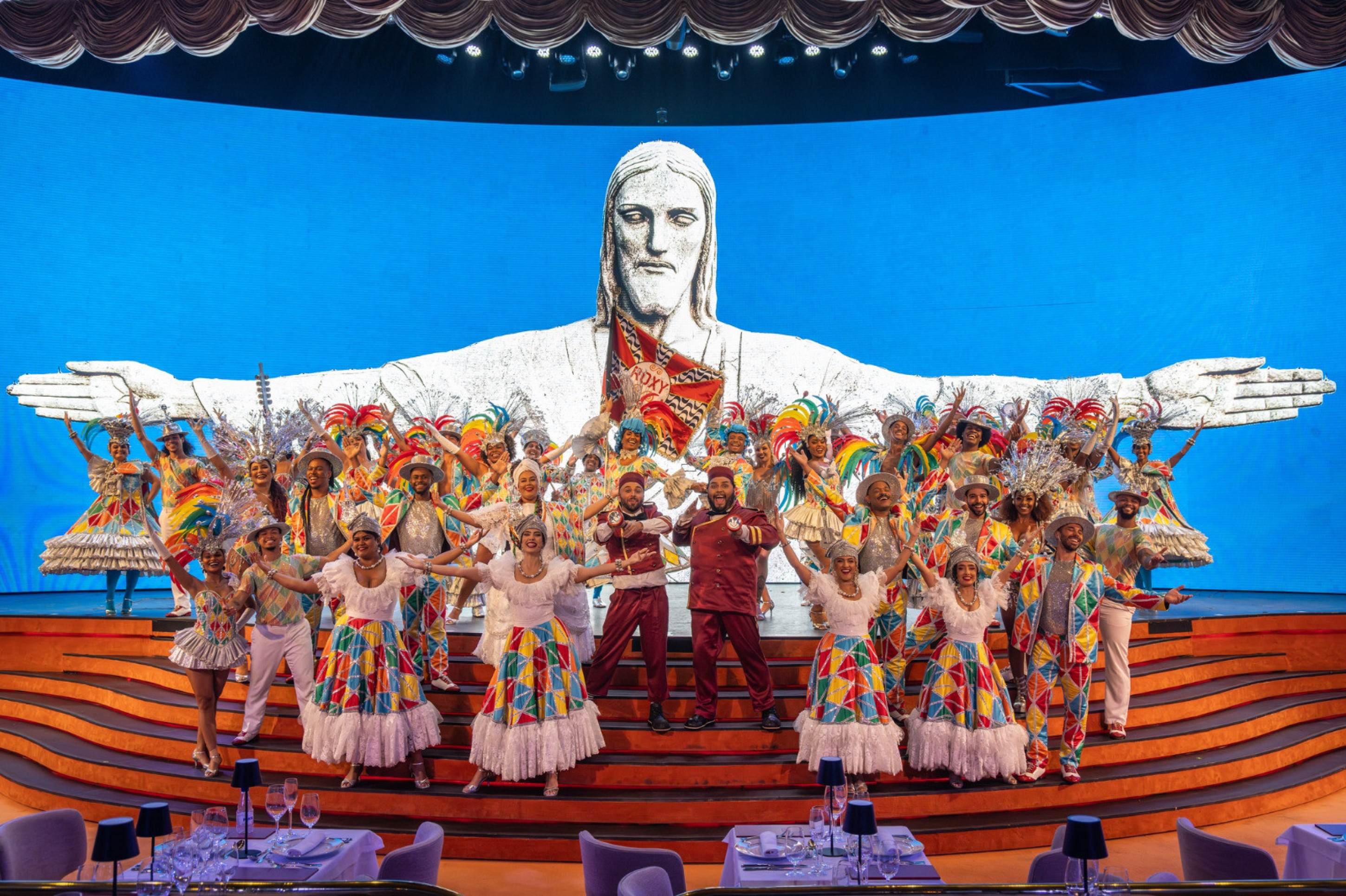 Musical 'Aquele abraço' reúne 60 artistas no palco, em Copacabana Cantores no palco do show Aquele abraço. No fundo do cenário, há o Cristo Redentor com os braços abertos