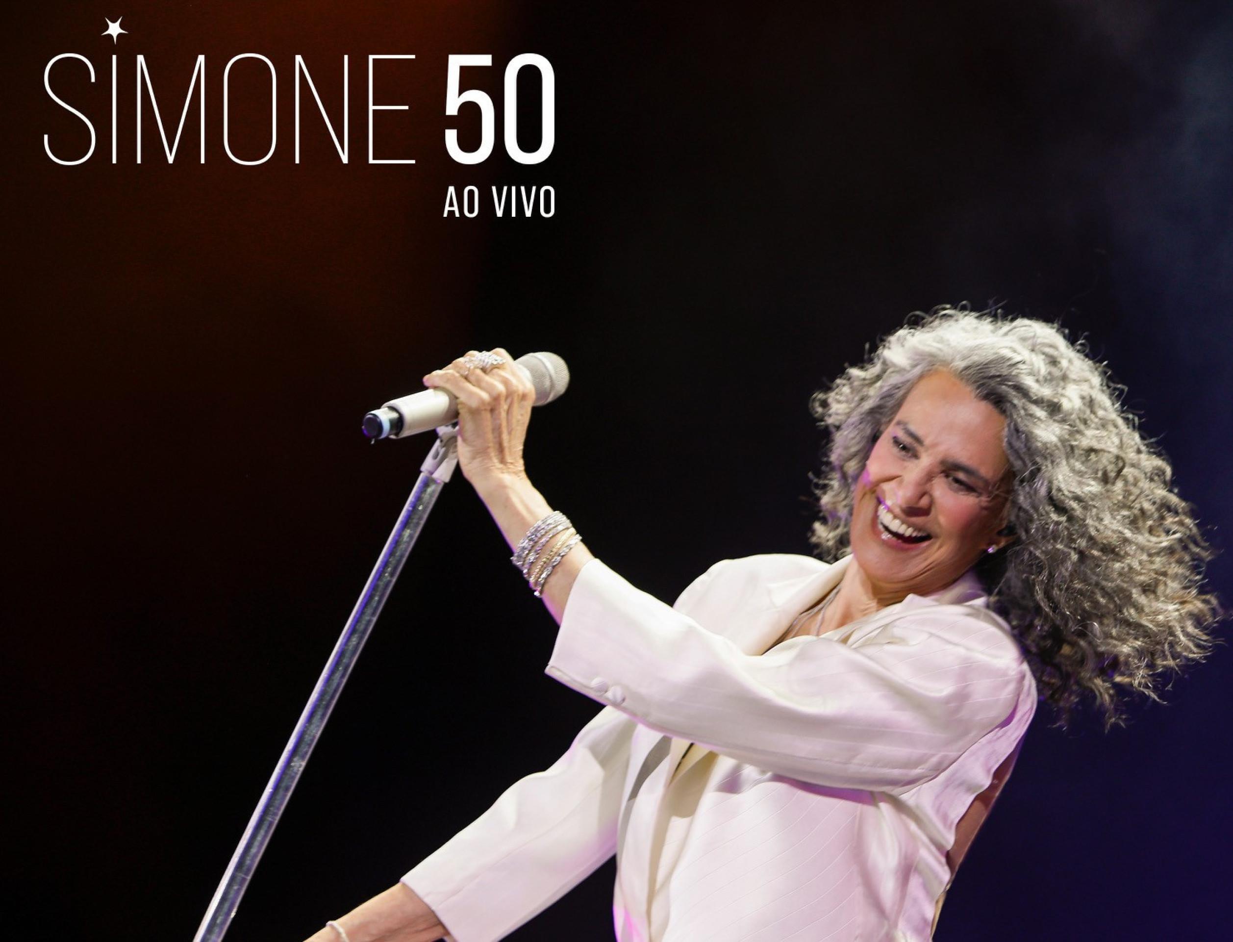 Disco "Simone 50" tem só sucessos da cantora baiana Simone canta ao microfone e sorri na capa do disco Simone 50