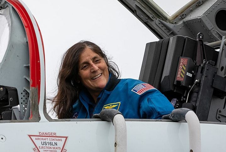 Já Suni Williams tem 58 anos e é astronauta da Nasa desde 1998. Ela é a segunda mulher com maior tempo de caminhada no espaço: 50 horas e 40 minutos. Como astronauta e piloto, Williams já acumulou mais de 3 mil horas de voo em 30 tipos de aeronaves. Como integrante da tripulação do NEEMO2, ela chegou a passar 9 dias submersa no laboratório submarino Aquarius, da Nasa. 