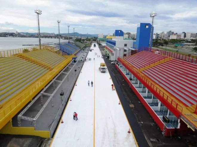 Em alguns complexos, acontecem festas com DJs nacionais e internacionais. Já no centro da cidade, a Passarela Nego Quirido, conta com o desfile das escolas de samba da região.