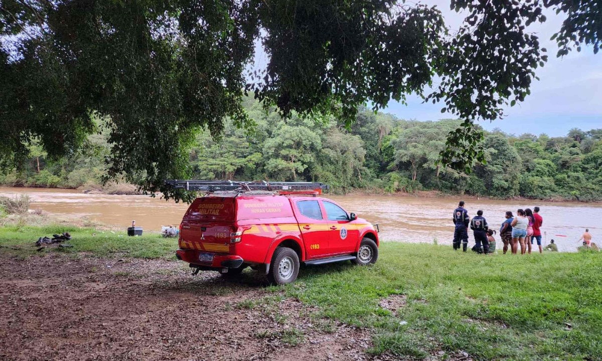 Testemunhas relataram que o jovem que se afogou no Rio Par&aacute; havia entrado na &aacute;gua para nadar, em um ponto raso -  (crédito: CBMMG / Divulga&ccedil;&atilde;o)