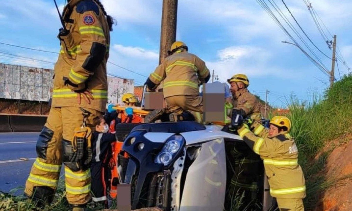 Uma pessoa morreu e outra ficou ferida em acidente na Via Expressa de Contagem -  (crédito: CBMMG)
