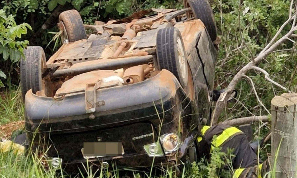 Uma pessoa morreu e outra ficou ferida em um capotamento na LMG-651, no Norte de Minas -  (crédito: CBMMG)