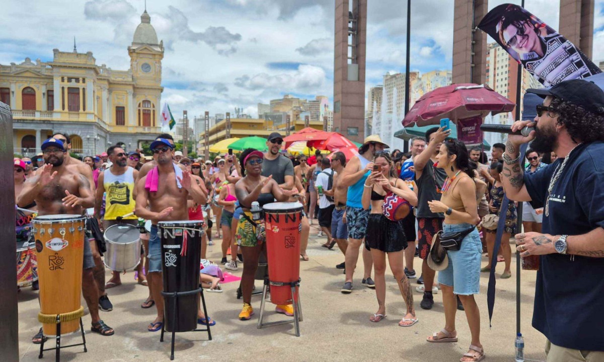 Rapper FBC durante ensaio com o bloco Juventude Bronzeada -  (crédito: Jair Amaral/EM/D.A Press)