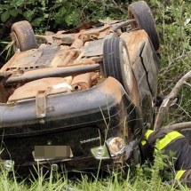 MG: capotamento de carro mata uma pessoa e deixa outra ferida - CBMMG