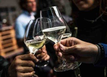 Brinde sem mau agouro - Brindar com os copos vazios atrai má sorte. Após o gesto de saúde, o ritual diz que se deve fazer contato visual com quem participa da saudação e beber. 
 -  (crédito: Imagem de Roberta Radini por Pixabay)