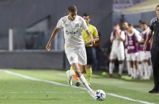 VINÍCIUS LIRA – Com as ausências de Escobar e Souza, o garoto, que teve a opção de entrar no jogo, começou inseguro, mas foi se soltando e quase fez um gol ao infiltrar no ataque no fim do primeiro tempo. NOTA 6,0. Foto:  Pedro Ernesto Guerra Azevedo/Santos FC