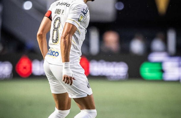 DIEGO PITUCA – Perdeu um gol incrível no primeiro tempo. Parece que sentiu o erro, pois fez um jogo apenas burocrático. Outro que deixou a desejar. NOTA 5,5. Foto:Raul Baretta/Santos FC