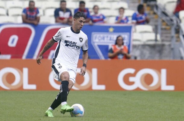 MATEO PONTE: Fez um jogo defensivamente agradável, mas ofensivamente pecou, assim como todo o Botafogo na partida. Segue mostrando que merece ser titular pelo que faz na marcação, mas precisa melhorar no apoio. NOTA: 5,0. - Foto: Vitor Silva/Botafogo.