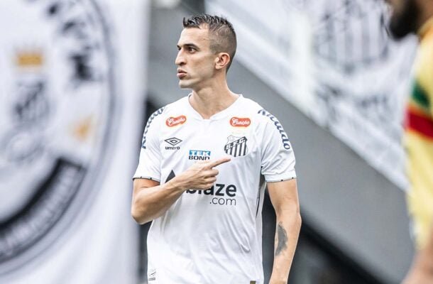 JOÃO SCHMIDT - Entrou no intervalo e melhorou a criação do time nos primeiros 15 minutos. Quase fez um golaço. Mas caiu de produção na reta final. NOTA 5,5. Foto: Divulgação/Santos FC