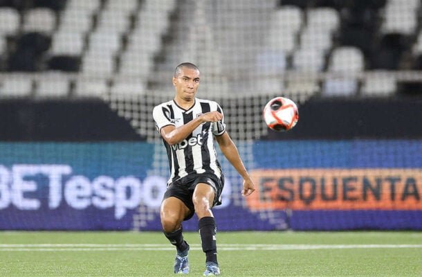 SERAFIM: Lutou bastante, com muita correria e disposição. Saiu ainda com o placar em 1 a 0 e não teve culpa no gol do Madureira. NOTA: 5,0. - Foto: Vitor Silva/Botafogo.
