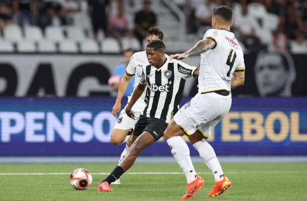 YARLEN: Recebeu mais uma oportunidade no time titular do Botafogo, mas não soube aproveitá-la. Apesar de lutar bastante, não levou perigo ao gol do Madureira. Saiu no intervalo. NOTA: 5,0. Foto: Vitor Silva/Botafogo