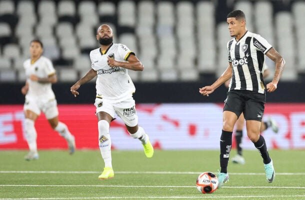 VITINHO VAZ:Vai ficar marcado por dar um corte de luz para ninguém. Assim, o Madureira aproveitou, foi para o ataque e matou o jogo. Atuação para esquecer. NOTA: 4,0.- Foto: Vitor Silva/Botafogo.