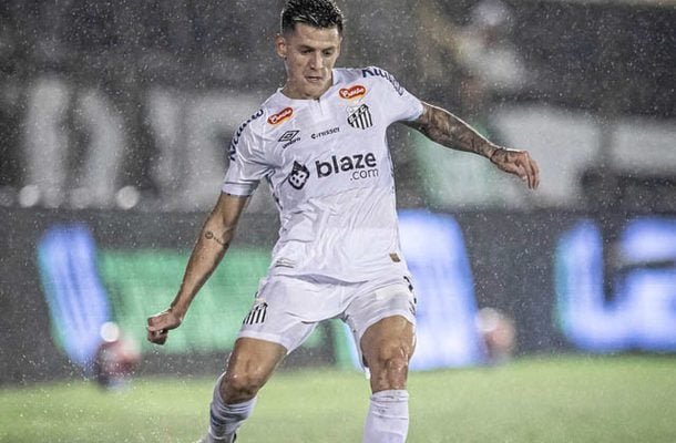 LEO GODOY - Como o Novorizontino era perigoso ofensivamente, apareceu pouco no apoio. Sofreu para parar os atacantes que caíram pelo seu setor. NOTA 5,5. Foto: Raul Baretta/Santos FC 