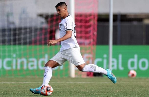DAVID RICARDO: No que interessa, que é o jogo defensivo, foi muito mal, errando botes e comprometendo a marcação. No entanto, com a bola nos pés, mostrou qualidade. Não fez uma estreia dos sonhos, mas tem capacidade de melhora. NOTA: 4,5. Foto: Vitor Silva/Botafogo
